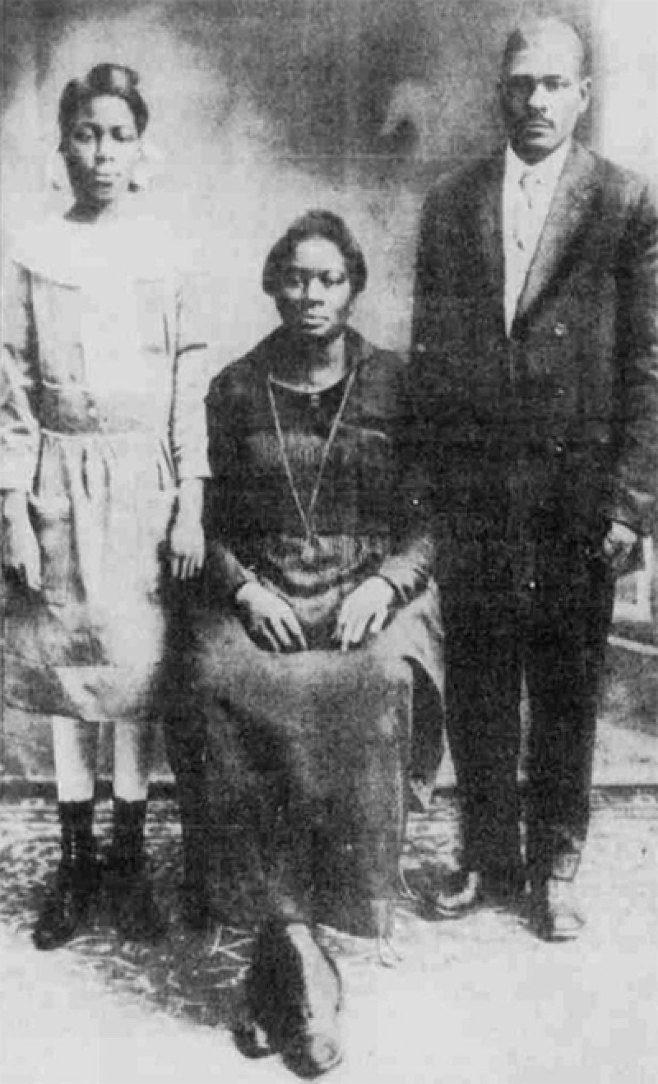 Burniece Avery in 1921 with her parents, John and Elizabeth Crews.