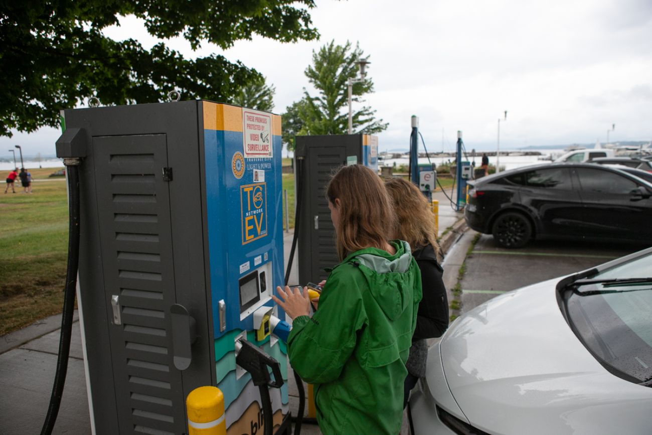 Kelly House and Paula Gardner in front of not working EV charger