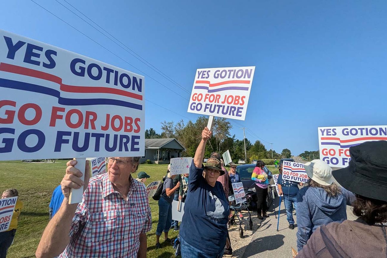 People holding Pro-Gotion sign. The signs says "Yes Gotion, Go for Jobs, Go for Future"