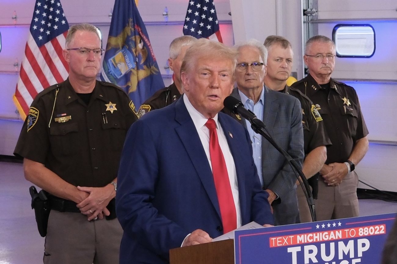  Livingston County Sheriff Mike Murphy standing next to Donald Trump giving a speech